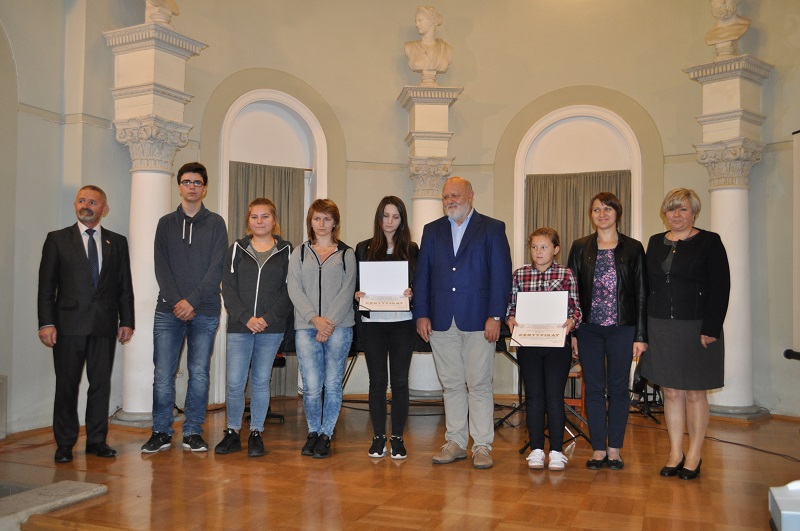 delegacja uczniów oraz nauczycieli- p. E.Stramska-koorynator, p.P.Nowak- Dyrektor ZPO